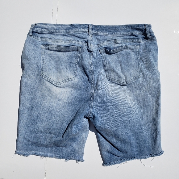 Torrid Womens Jean Shorts Size 18 Distressed Blue Denim Cotton Stretch Mid Rise - Picture 2 of 5